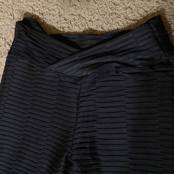 Ribbed Textured Black Leggings with V-Cut Waist From Shein - Picture 2 of 3
